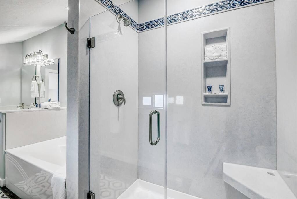 דיפו ביי New Tri-Level Home With Ocean View And 3 En-Suite Bedrooms! מראה חיצוני תמונה