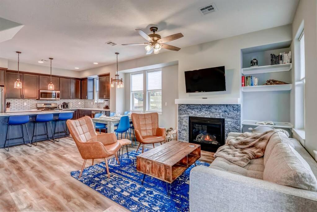 דיפו ביי New Tri-Level Home With Ocean View And 3 En-Suite Bedrooms! מראה חיצוני תמונה