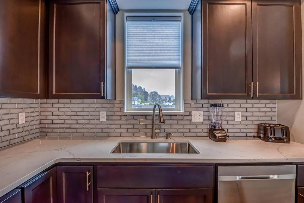 דיפו ביי New Tri-Level Home With Ocean View And 3 En-Suite Bedrooms! מראה חיצוני תמונה